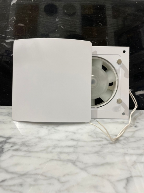 Тонкий бесшумный вытяжной вентилятор для ванной квадратный Mmotors ММC 100 K белый