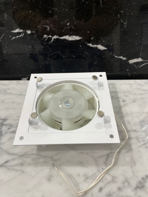 Тонкий бесшумный вытяжной вентилятор для ванной квадратный Mmotors ММC 100 K белый