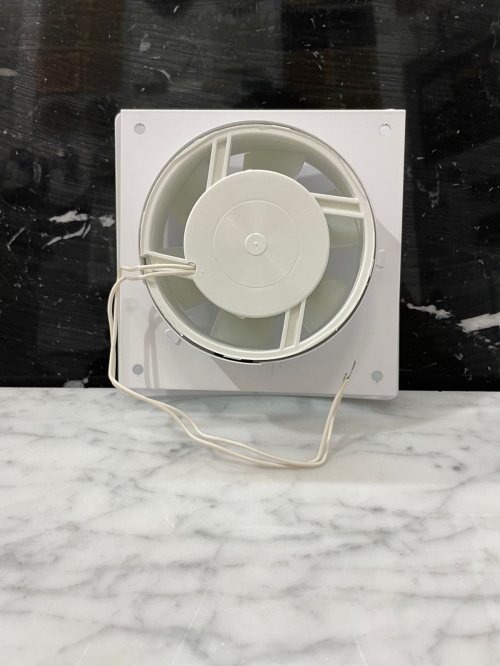 Тонкий бесшумный вытяжной вентилятор для ванной квадратный Mmotors ММC 100 K белый