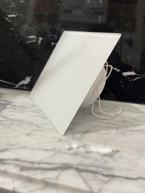 Тонкий бесшумный вытяжной вентилятор для ванной Mmotors ММР-100 матовое стекло квадрат белый 160х160