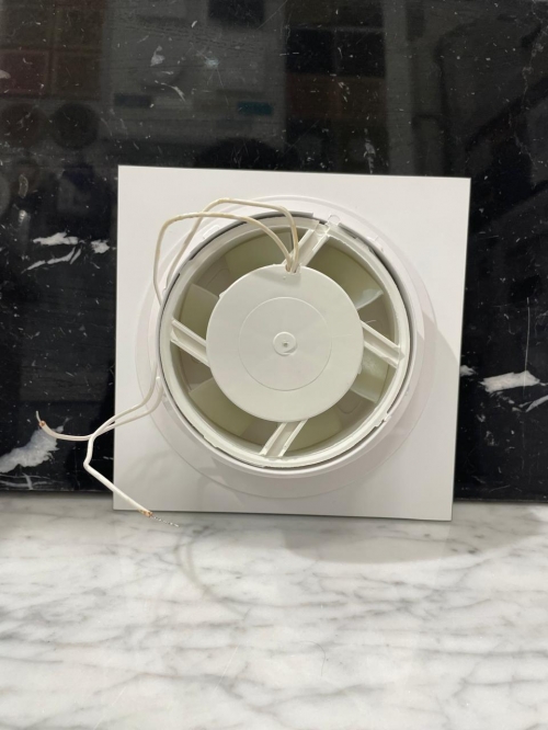 Тонкий бесшумный вытяжной вентилятор для ванной Mmotors ММР-100 матовое стекло квадрат белый 160х160