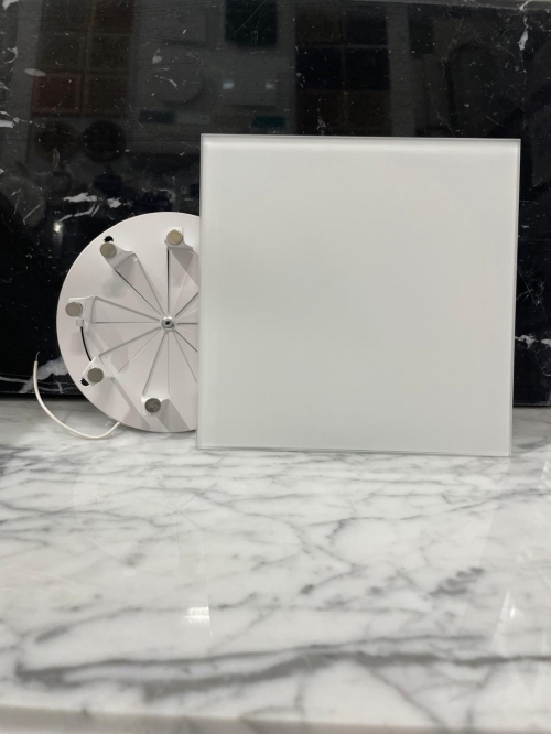 Тонкий бесшумный вытяжной вентилятор для ванной Mmotors ММР-100 матовое стекло квадрат белый 160х160